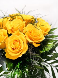 Alternative view of Ramo 12 Rosas Amarillas