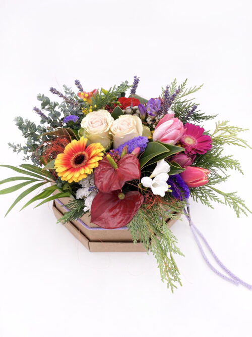HatBox Tropic, bonito ramo de flores exóticas variadas según la temporada en tonalidades coloridas y hojas verdes.