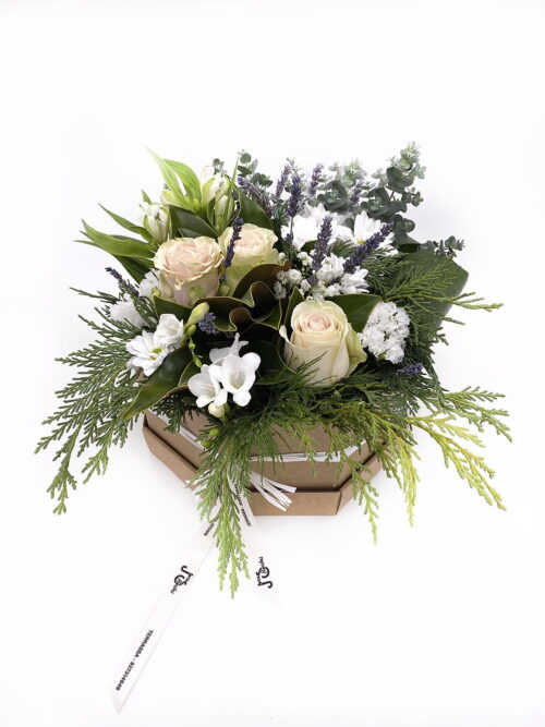 HatBox White, bonito ramo de flores variadas según la temporada en tonalidades blancas y hojas verdes