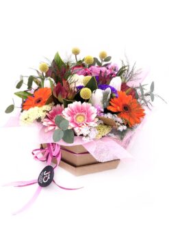 HatBox Colorful., bonito ramo de flores variadas y coloridas, según la temporada en tonalidades colorista y hojas verdes ramo de flores variado en base ecológica Entregamos tu pedido floral a todos los domicilios de Terrassa, Sabadell, Sant Cugat del Valles, Rubí, Sant Quirze del Valles. Ullastrel, Viladecavalls y matadepera. Con tu mensaje personalizado en una tarjeta Gratis.