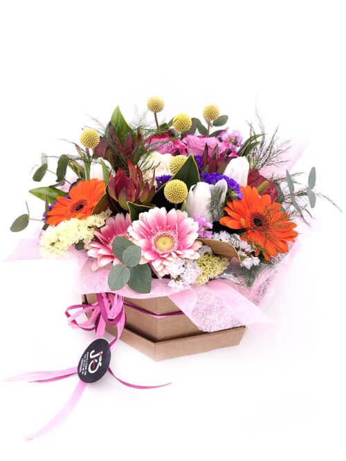 HatBox Colorful., bonito ramo de flores variadas y coloridas, según la temporada en tonalidades colorista y hojas verdes ramo de flores variado en base ecológica Entregamos tu pedido floral a todos los domicilios de Terrassa, Sabadell, Sant Cugat del Valles, Rubí, Sant Quirze del Valles. Ullastrel, Viladecavalls y matadepera. Con tu mensaje personalizado en una tarjeta Gratis.