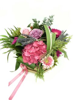 HatBox Pink, bonito ramo de flores variadas según la temporada en tonalidades rosadas y hojas verdes ramo de flores de color rosa envio a domicilio terrassa, rubi, sabadell, matadepera,viladecavalls, sant cugat y sant quirze