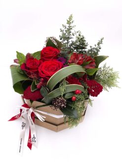 HatBox Red, bonito ramo de flores variadas según la temporada en tonalidades rojizas y hojas verdes