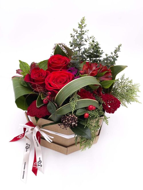 HatBox Red, bonito ramo de flores variadas según la temporada en tonalidades rojizas y hojas verdes