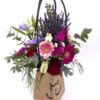 Bag Lavanda. práctico jarrón de cartón 100% reciclado con unas prácticas asas en forma de bolso para poder facilitar su transporte, con flores de distintas variedades