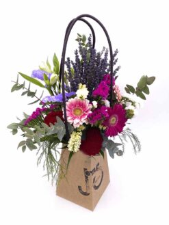 Bag Lavanda. práctico jarrón de cartón 100% reciclado con unas prácticas asas en forma de bolso para poder facilitar su transporte, con flores de distintas variedades