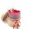 LoveBox Caja de Rosas Rojas, montada en una bonita caja de cartón 100% reciclable que contiene su esponja empapada en agua tratada con floralife para una correcta hidratación y mejor maduración de las rosas.