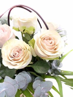 ramo de 6 rosas blancas en jarron ecológico