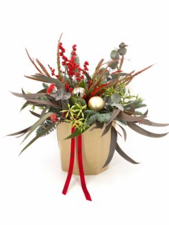 Ramo de verdes variados de navidad Qbo XMAS, ramo de bonita selección de verdes navideños un ramo de eucaliptus, abeto, ilex de color rojo y de mas materiales navideños