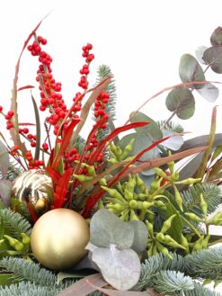 ramo de flores y verdes de navidad