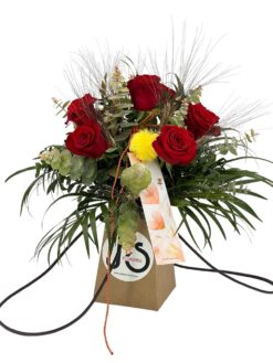 Bag 6 rosas sant jordi Entregamos tu pedido floral a todos los domicilios de Terrassa, Sabadell, Sant Cugat del Valles, Rubí, Sant Quirze del Valles. Ullastrel, Viladecavalls y matadepera. Con tu mensaje personalizado en una tarjeta Gratis.